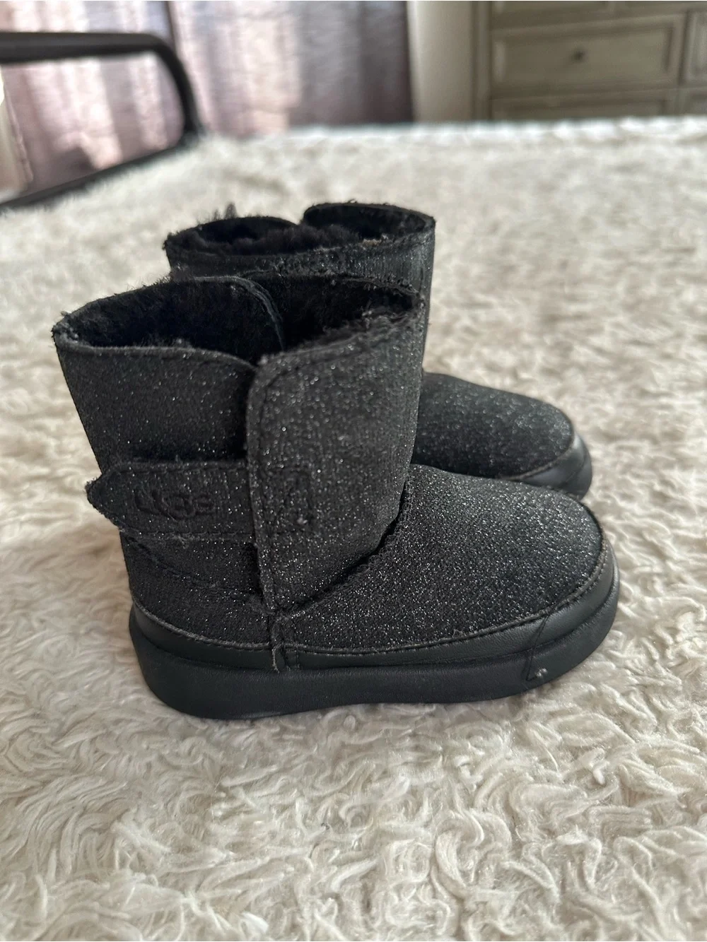 UGG Toddler / Infant Keelan Black Glitter Shimmer Boots Size 4/5 EUC